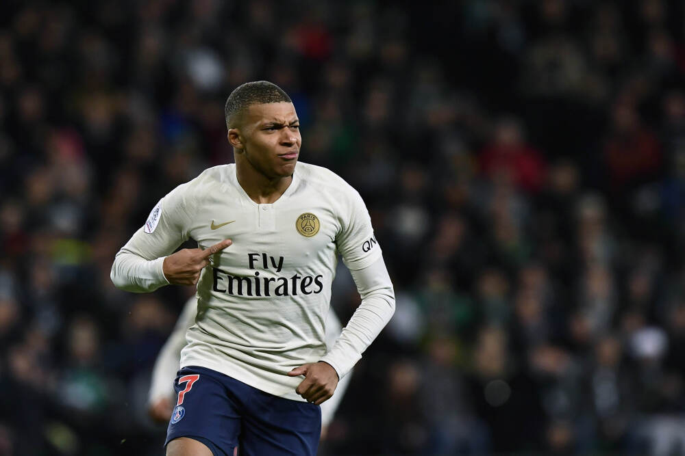 海报时评丨网络名人失范更需依法纠偏